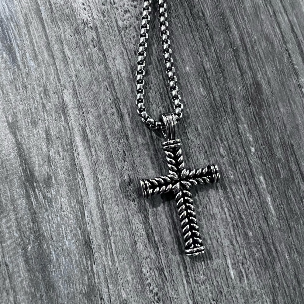 David Yurman chevron cross chain necklace /box/bag